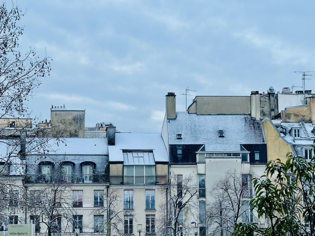 Light snow in Paris